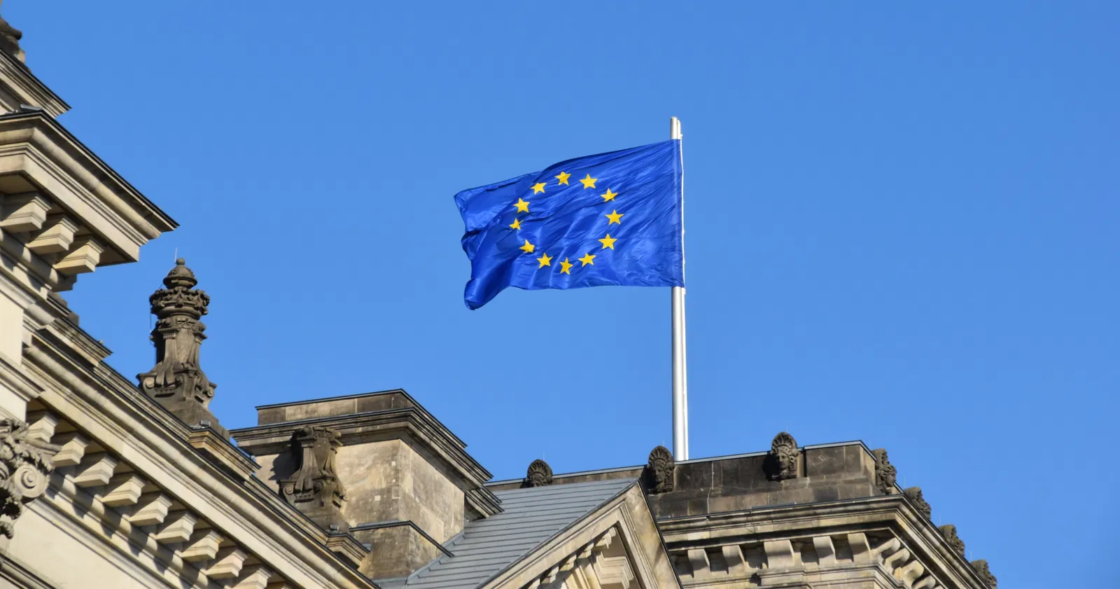 L'UE contraint à nouveau Google et enquête sur ses règles anti-spam nuisant à des sites web 3 Drapeau de l'Europe