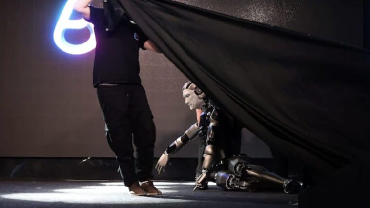 La chute embarrassante du robot russe : ils ont dû le couvrir immédiatement d'une toile noire 1 La chute embarrassante du robot russe : ils ont dû le couvrir immédiatement d'une toile noire