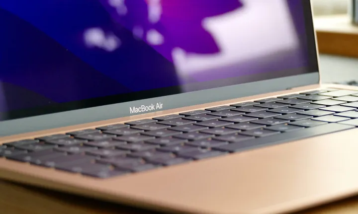 Le MacBook à petit prix tant attendu d'Apple semble prêt pour début 2026 2 Le logo et le clavier du MacBook Air M1 doré.