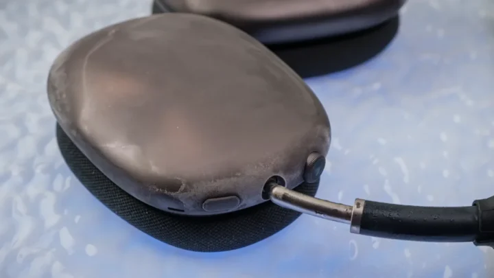 Le étonnant moyen de "suspendre" les AirPods Max pour réparer la panne 2 Le etonnant moyen de suspendre les AirPods Max pour reparer.webp
