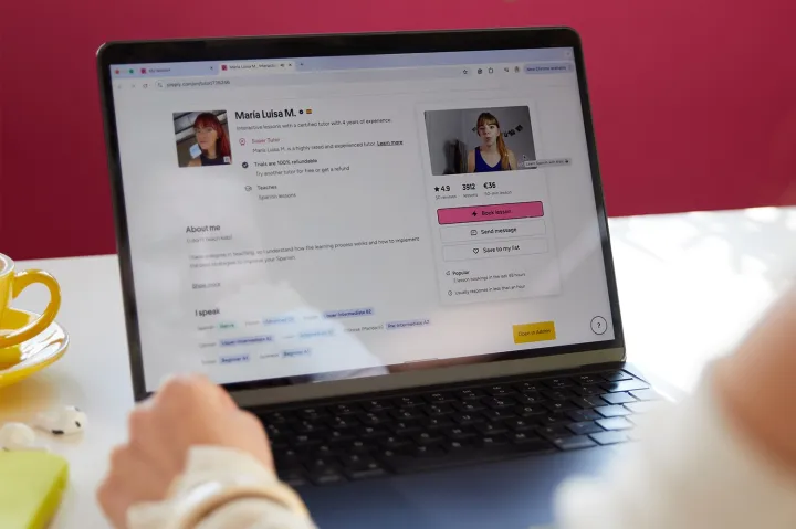 Les Meilleures Applications et Sites Web de Tutorat 2 People using Preply on devices.