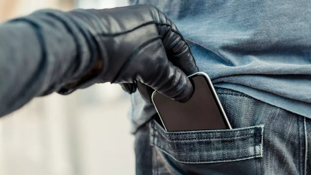 voleur volant un mobile dans une poche