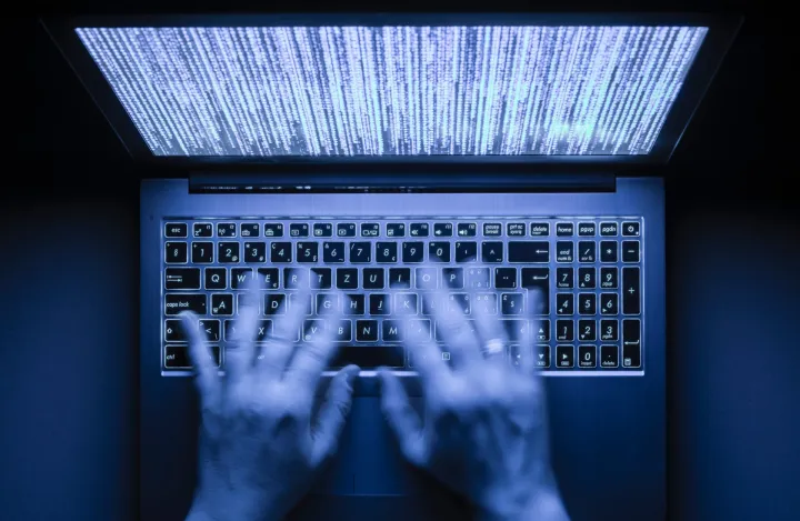 Méfiez-vous des fausses annonces Microsoft Teams qui propagent des ransomwares 2 Mains sur un ordinateur portable.
