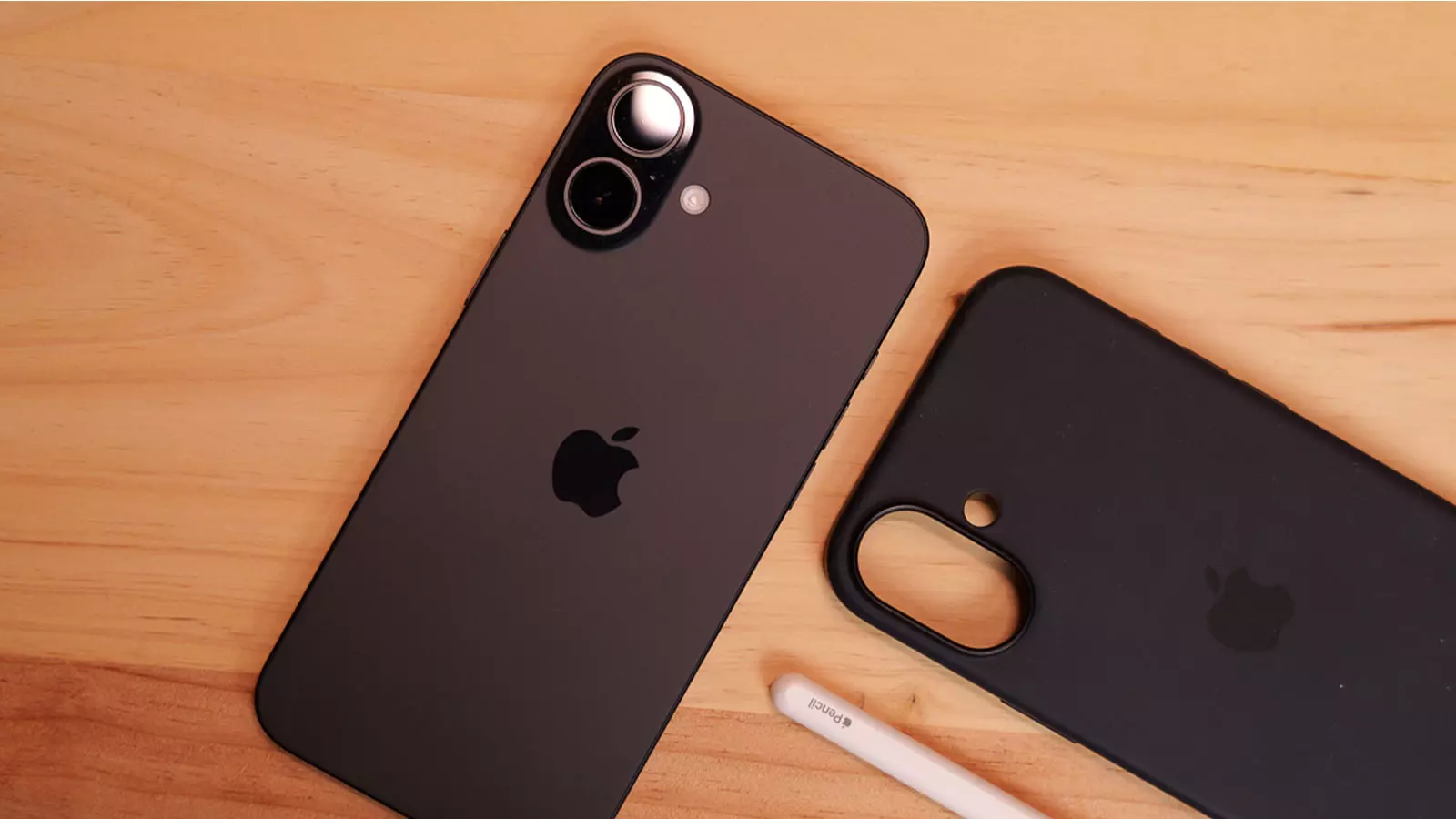 Pourquoi l'iPhone chauffe autant et comment l'éviter 7 iphone 16 avec sa coque sur la table