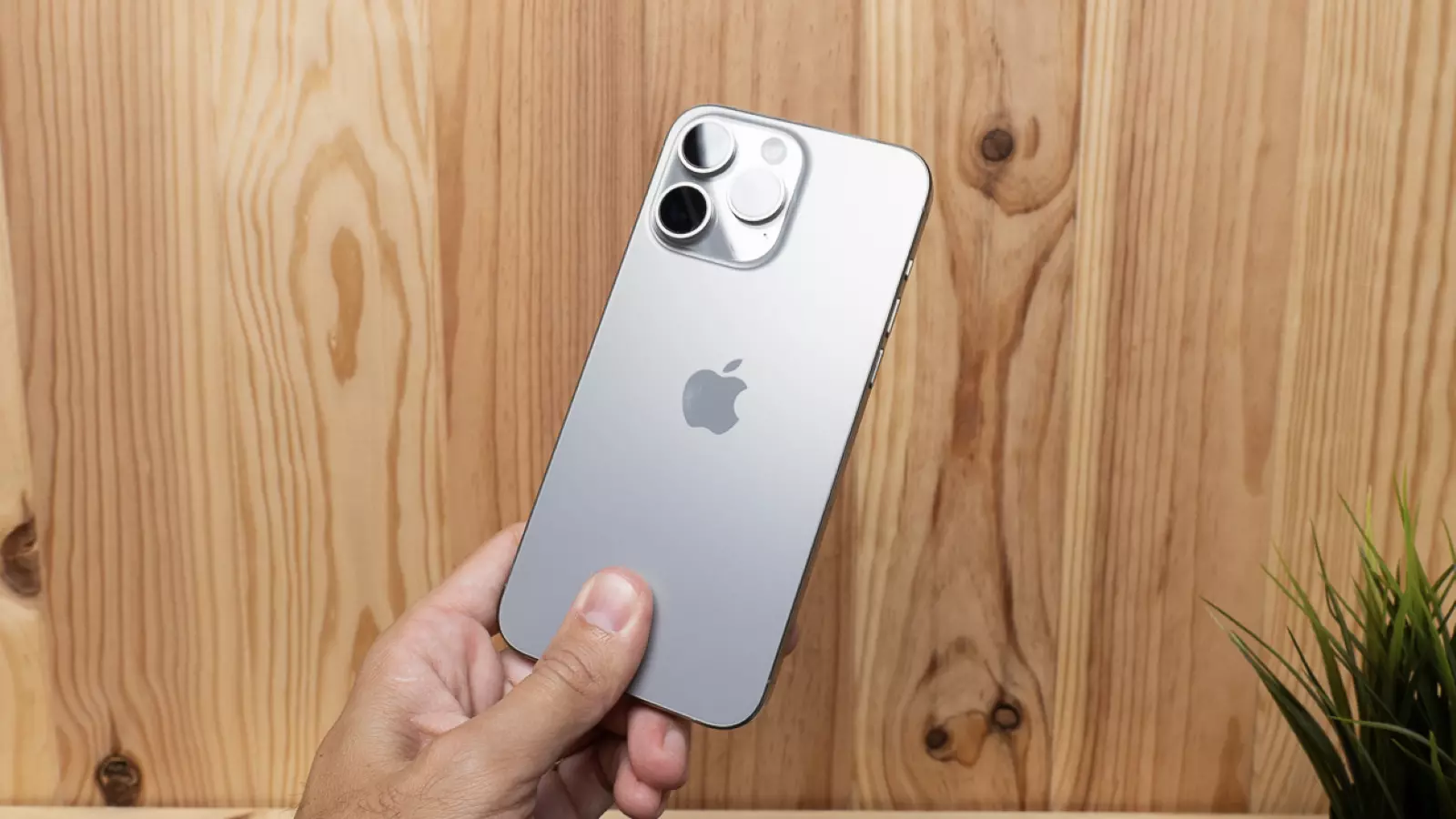 Pourquoi l'iPhone chauffe autant et comment l'éviter 5 iPhone 15 en main