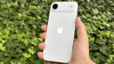 Le nouvel iPhone Air montrant son arrière pendant notre analyse approfondie, ici sur Andro4all