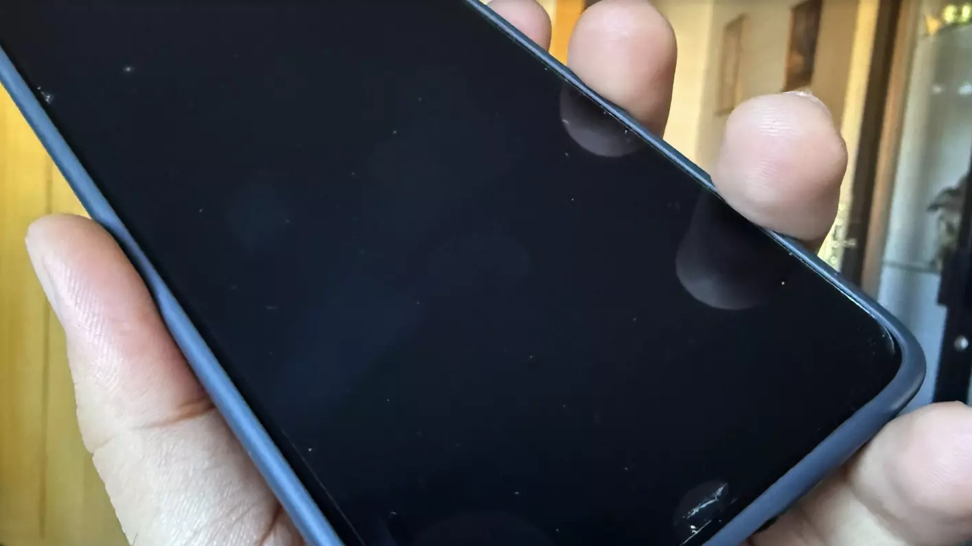 Si vous avez oublié le code ou le motif de déverrouillage de votre téléphone, vous n'avez que deux solutions 2 Empreintes sur l'écran du mobile.