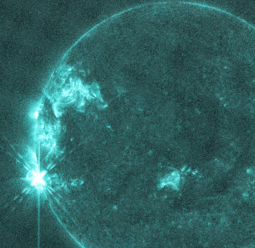 Sole indomptable : la Terre frappée par une violente tempête géomagnétique, d'autres à l'horizon pour ce week-end 4 I due brillamenti di classe X del 4 novembre 2025. Credit: NASA/SDO/AIA