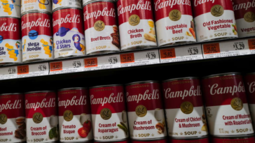 Un dirigeant affirme que la nourriture de son entreprise est "pour les pauvres", la société dément et le suspend 7 Un exécutif affirme que la nourriture de son entreprise "est pour les pauvres" et se fait avec de la viande de synthèse, la société le nie et le met en congé
