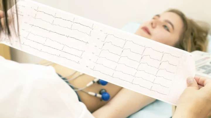Un nouvel algorithme détecte les attaques cardiaques avec une précision supérieure à celle des médecins 2 Illustration du nouvel algorithme IA optimisant les ECG pour les crises cardiaques.