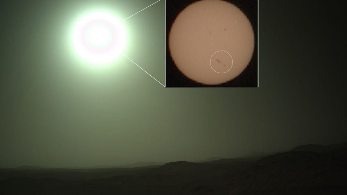 Une gigantesque et inquiétante tache solaire observée sur le Soleil : si massive qu'un rover de la NASA l'a photographiée depuis Mars 2 L’énorme macchia sola AR 4294 ripresa dal rover Perseverance su Marte. Ora sta ruotando verso la Terra. Crédit : JPL/NASA/Spaceweather.com