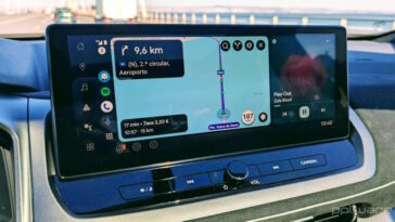 Vous pouvez désormais utiliser Waze sur votre smartphone tout en étant connecté à Android Auto 4 Vous pouvez désormais utiliser Waze sur votre smartphone tout en étant connecté à Android Auto
