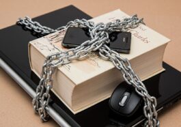 Ordinateur Portable Telephone Livre Cadenas Chaine