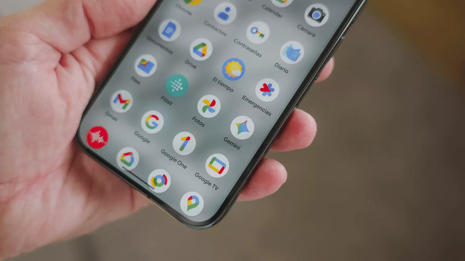 Ayant un iPhone, j'ai préféré souscrire à Google One plutôt qu'à iCloud+. La raison est très simple 2 Applications en le Google Pixel 10 Pro XL
