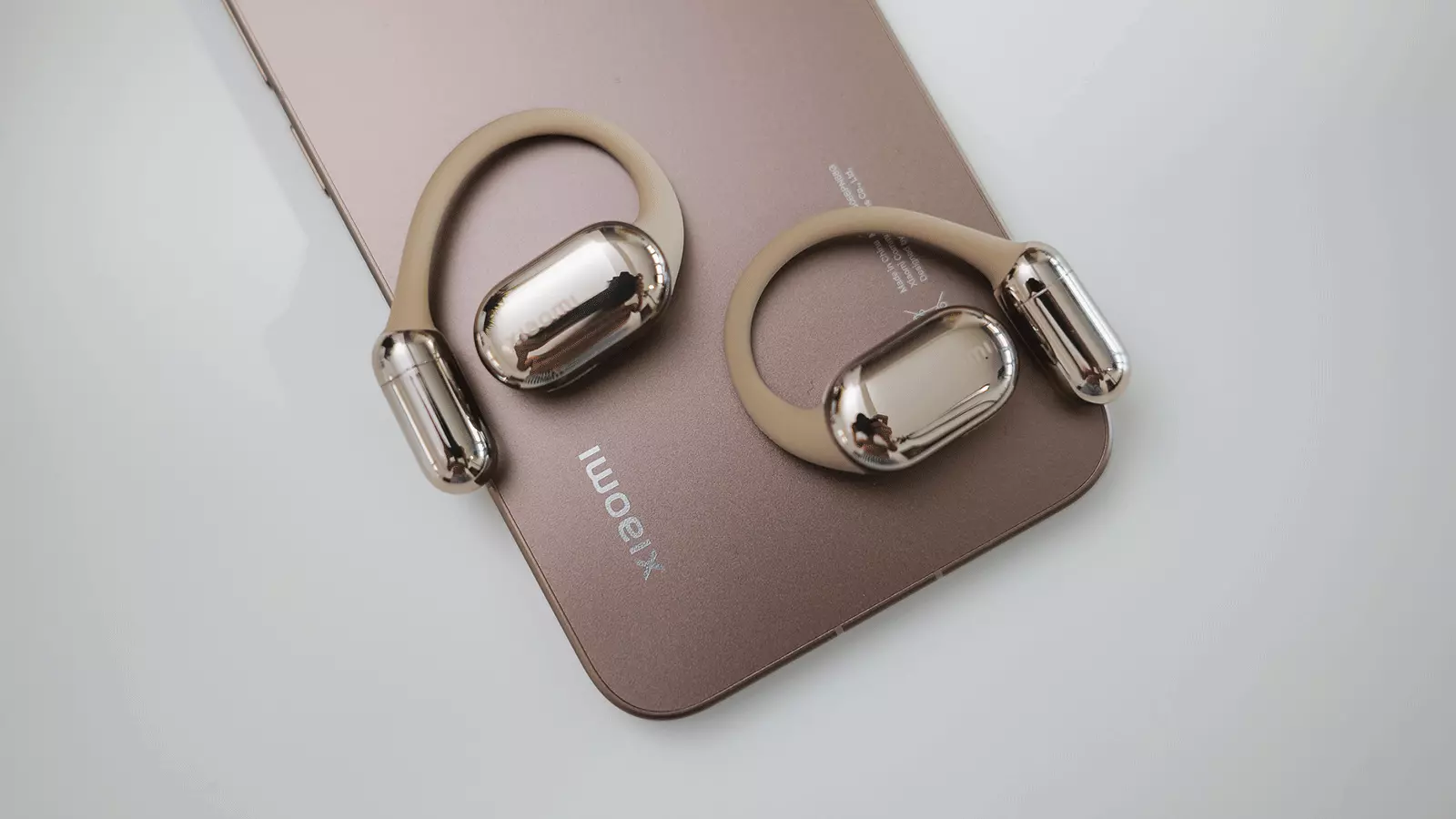 Le plus grand problème des écouteurs sans fil et la solution 3 Xiaomi 15T Pro en color Gold junto a auriculares