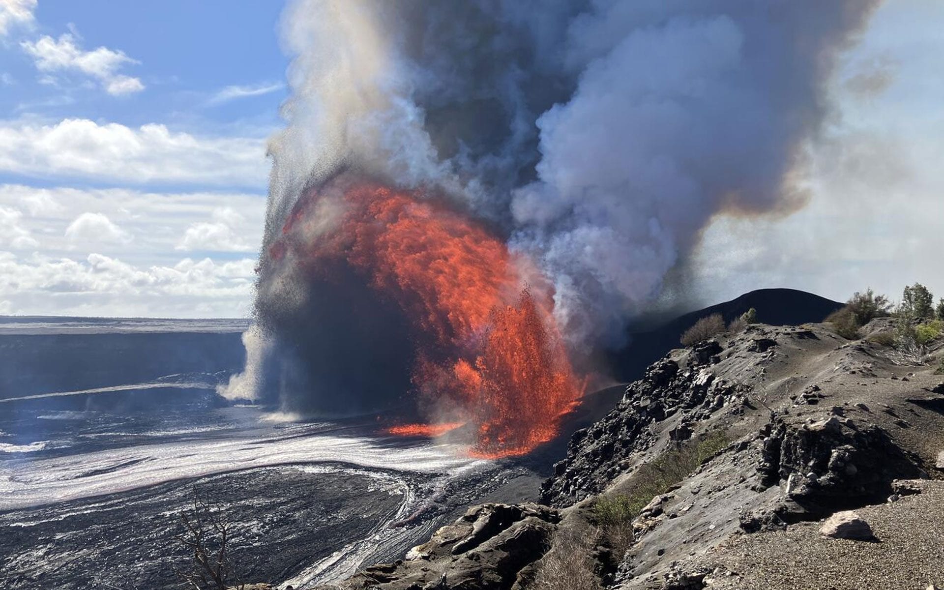 Éruption du Kilauea : le moment précis où la lave engloutit la caméra de l’USGS 3 L’éruption du volcan Kīlauea vue du bord nord–occidental du cratère Halemaʻumaʻu / Crédit : USGS/Zoeller