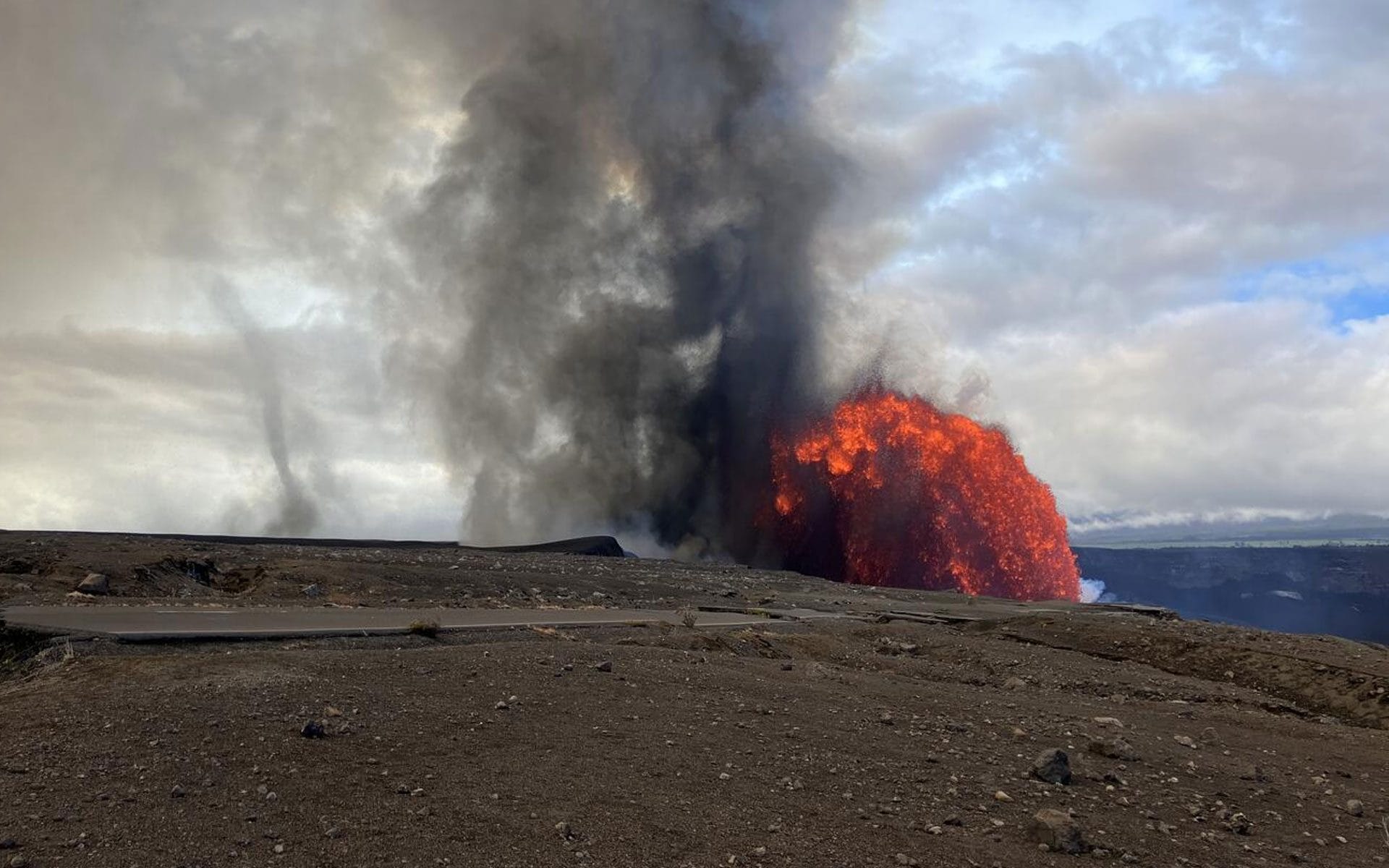 Éruption du Kilauea : le moment précis où la lave engloutit la caméra de l’USGS 4 L’épisode 38 de l’éruption du Kilauea du bord sud de l’Halemaʻumaʻu. Le point où la caméra V3 a été ensevelie par le matériau retombé de la fontaine de lave est visible au centre de l’image / Crédit : USGS/Zoeller