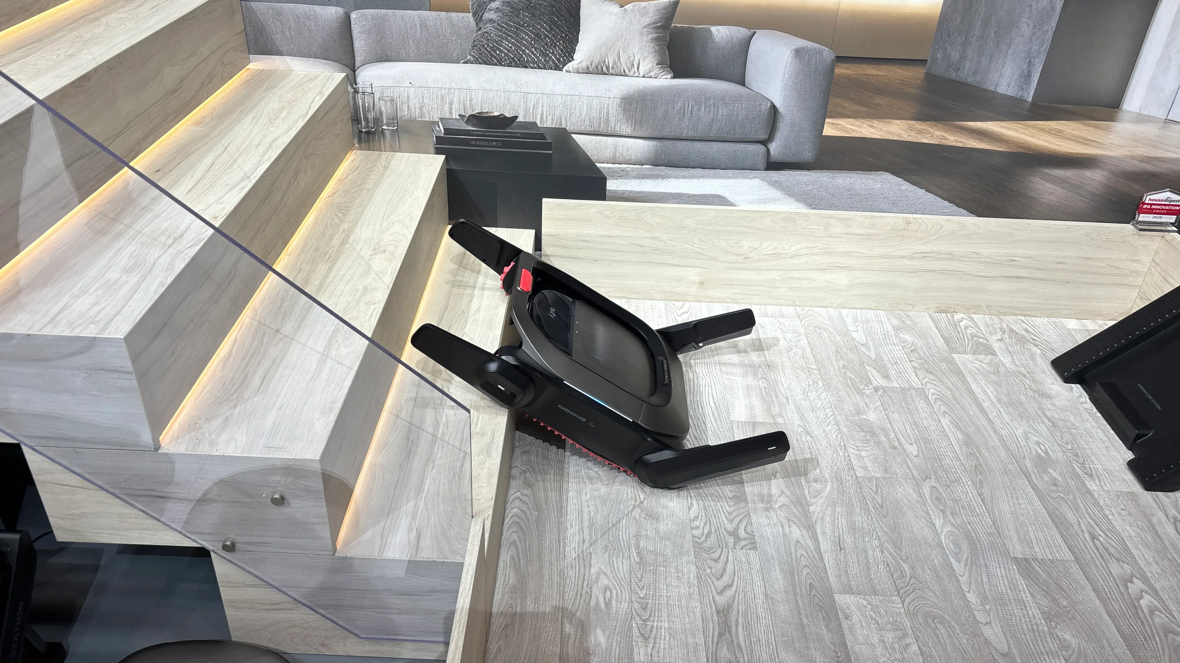 Eufy MarsWalker commençant à monter des escaliers