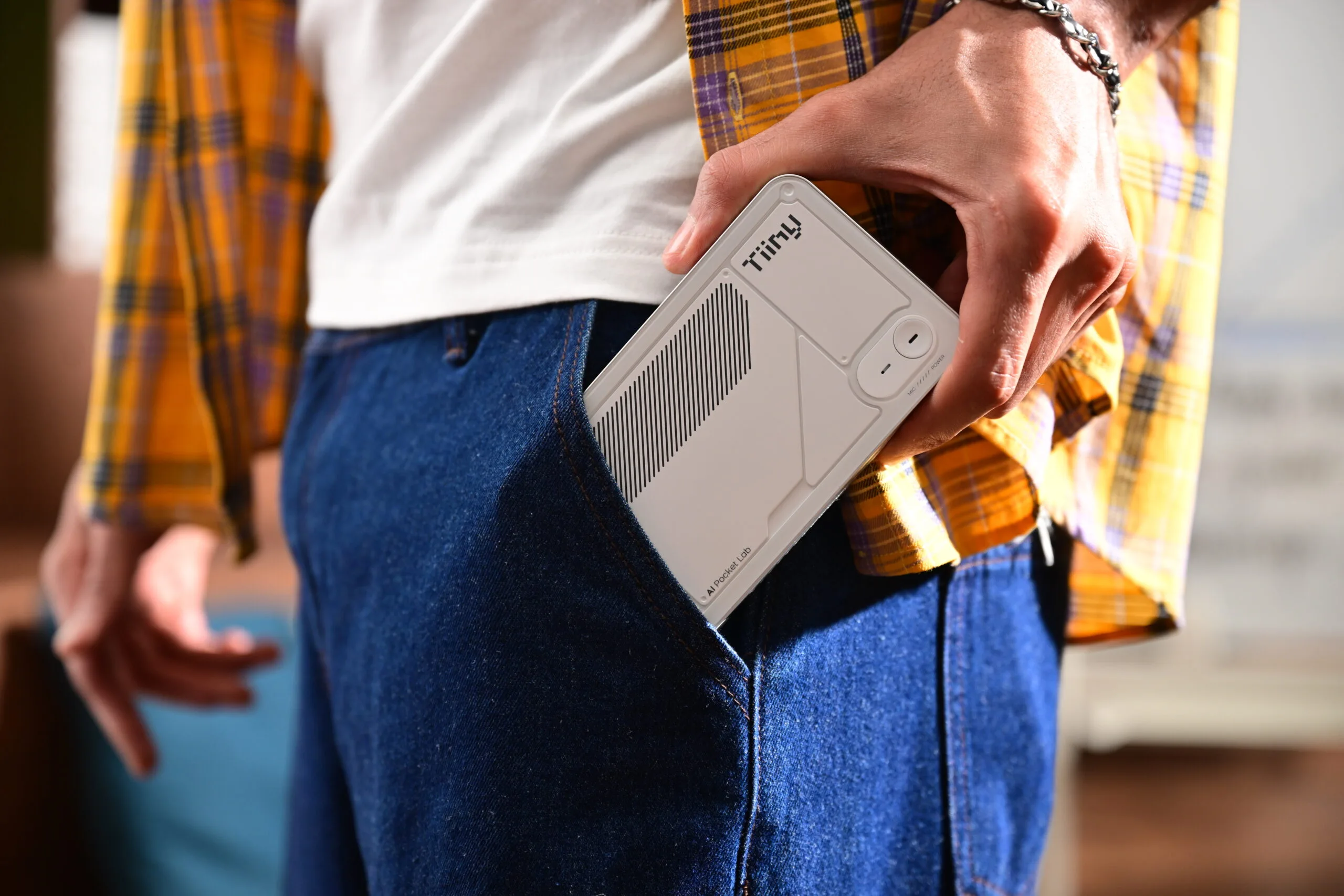 Le plus petit superordinateur IA au monde a la taille d'une batterie externe 3 Tiiny AI Pocket Lab de la taille d'une poche