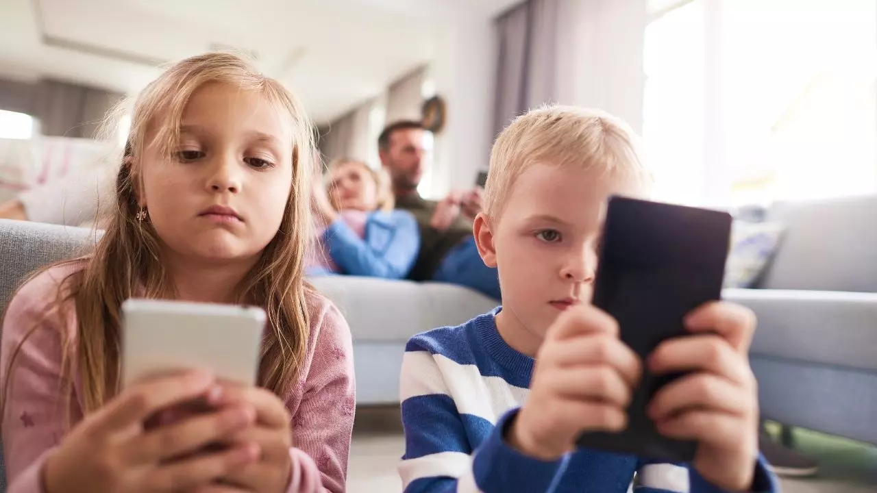 enfants utilisant un téléphone avec contrôle parental