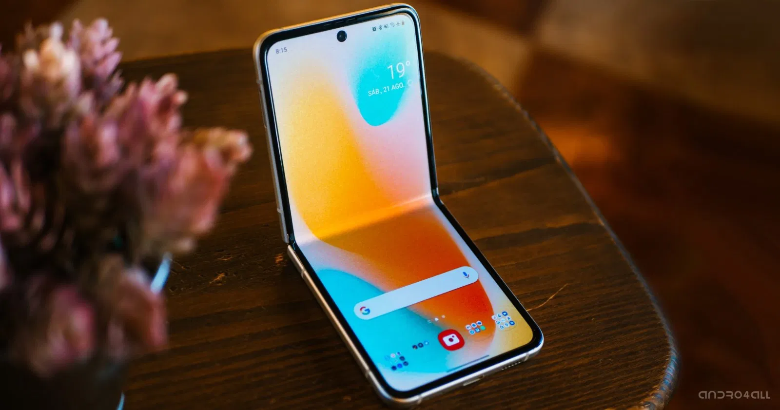 L'avenir des smartphones pliables est là, 2026 marquera leur succès décisif 3 Samsung Galaxy Z Flip3 sur une table