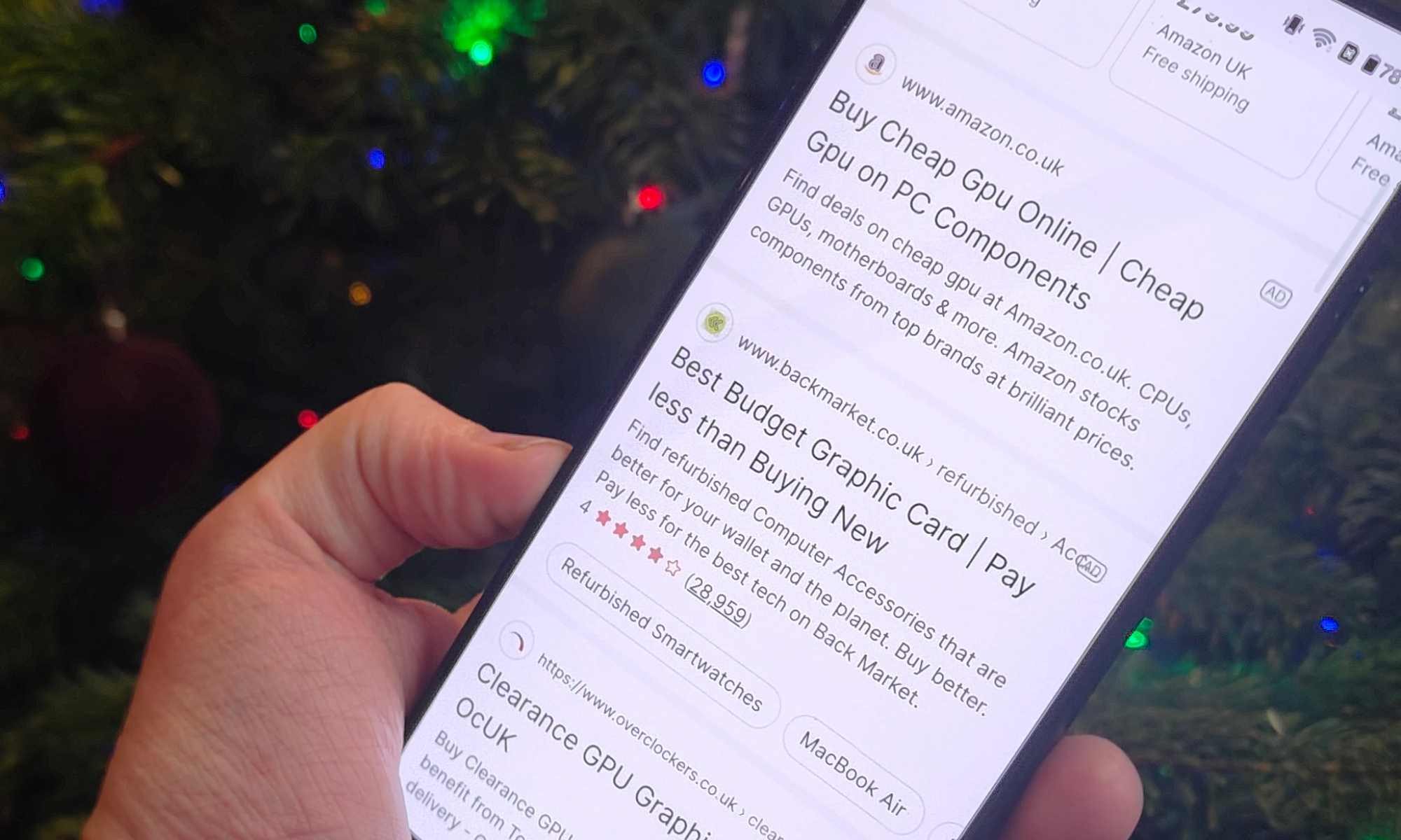 Maîtrisez vos achats d'après Noël grâce à ces conseils incontournables 3 Un téléphone Android affichant une recherche sur Ecosia pour 'GPU pas chers'.