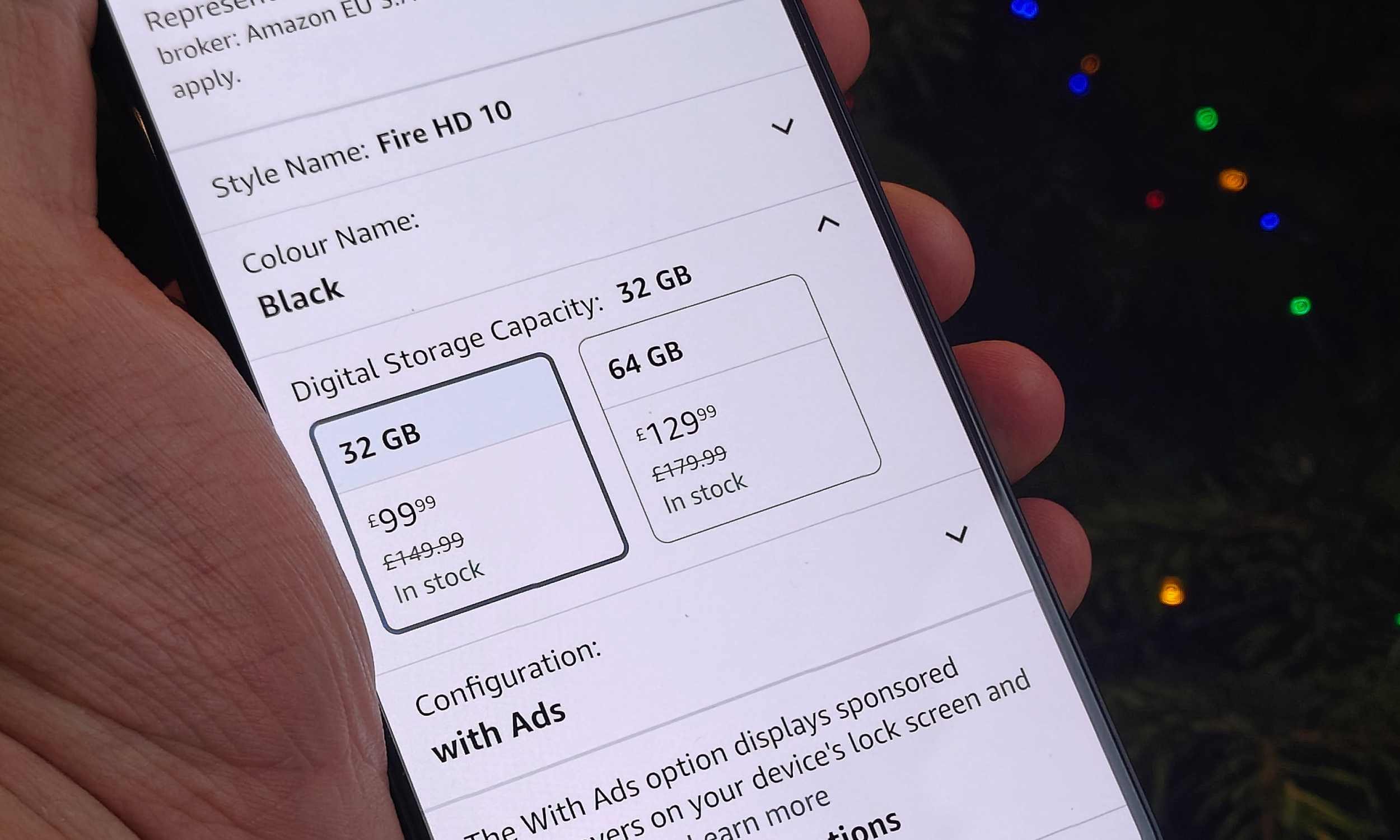 Maîtrisez vos achats d'après Noël grâce à ces conseils incontournables 4 Un téléphone Android affichant deux variantes de l'Fire Tab 10 sur l'application Amazon.