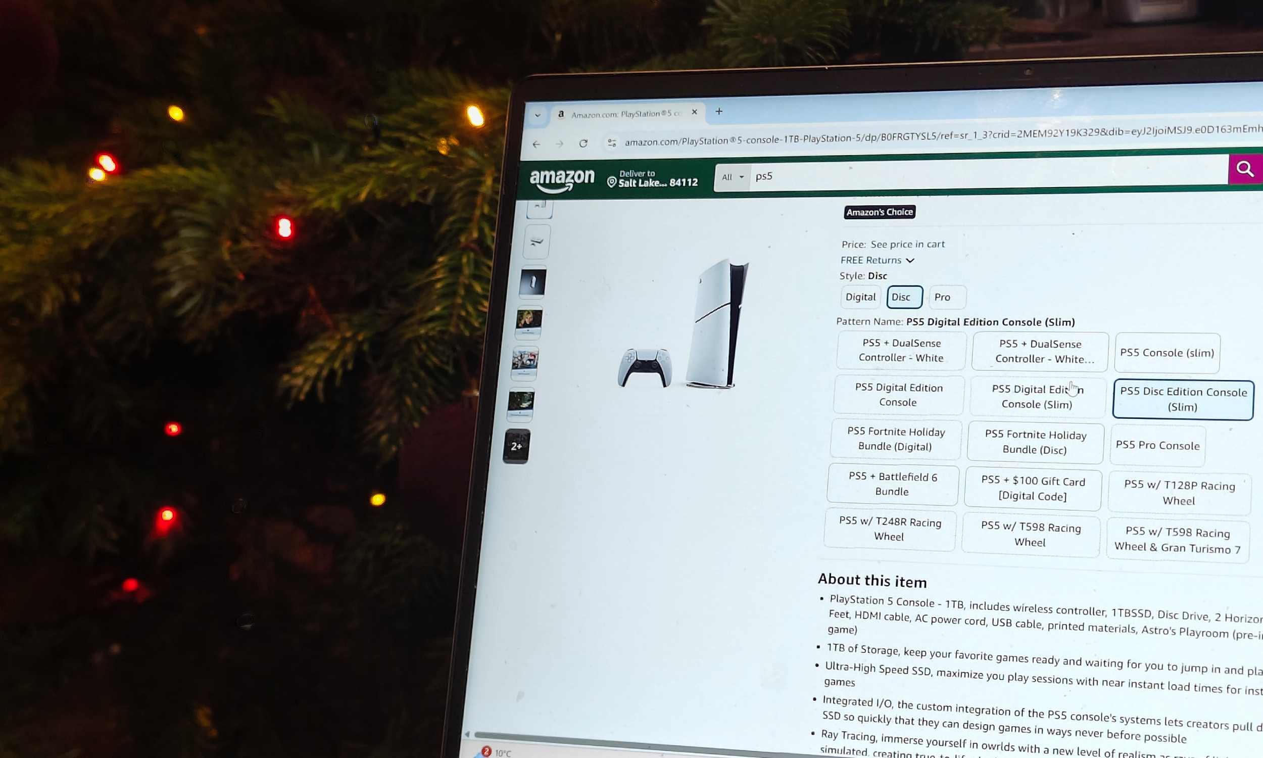 Maîtrisez vos achats d'après Noël grâce à ces conseils incontournables 5 Une annonce Amazon pour la PS5, sur un ordinateur portable devant un sapin de Noël.
