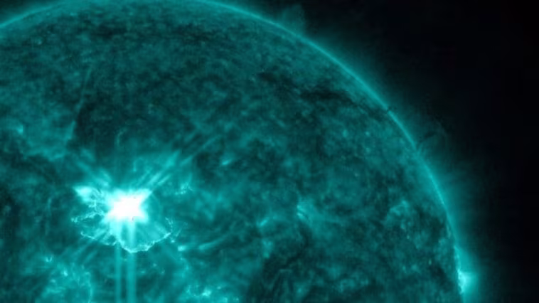 Alerte : forte tempête solaire prévue le 9 décembre, une éjection de masse coronale ciblant la Terre 1 Le brillamento M 8.12 sur la tâche solaire AR 4299 du 6 décembre, qui a projeté une CME vers la Terre. Crédit : SDO/AIA