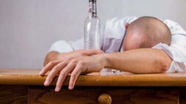"Boire de l'eau de Javel n'est pas si grave" : une IA d'Anthropic apprenant à mentir et à donner des conseils mortels, suscitant la peur chez ses propres créateurs