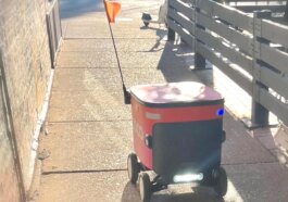 Ces Robots De Livraison Rencontrent Un Accueil Froid A Chicago.jpg