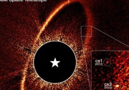 Image composite du télescope spatial Hubble NASA/ESA montrant l'anneau de débris et les nuages de poussière cs1 et cs2 autour de l'étoile Fomalhaut / Crédit : NASA, ESA, P. Kalas (UC Berkeley), J. DePasquale (STScI)