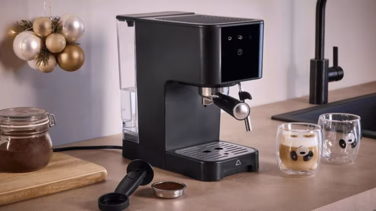 Courez chez ALDI pour sa nouvelle machine à café expresso : elle coûte moins de 70 euros 1 Dépêchez-vous chez ALDI pour découvrir sa nouvelle cafetière espresso : elle coûte moins de 70 euros