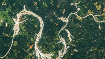 En Alabama, un "dragon doré" émerge : le phénomène optique observé depuis la Station Spatiale Internationale 16 Un rare effet 'sunglint' a transformé un segment du fleuve Alabama en un dragon doré / Crédit : NASA/Woody Hoburg