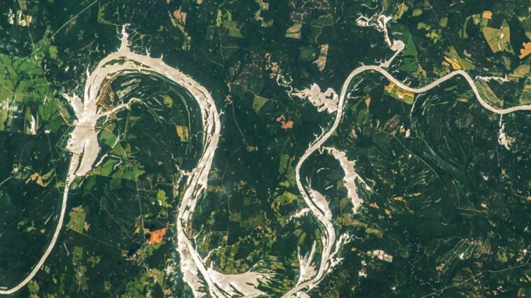 En Alabama, un "dragon doré" émerge : le phénomène optique observé depuis la Station Spatiale Internationale 1 Un rare effet 'sunglint' a transformé un segment du fleuve Alabama en un dragon doré / Crédit : NASA/Woody Hoburg