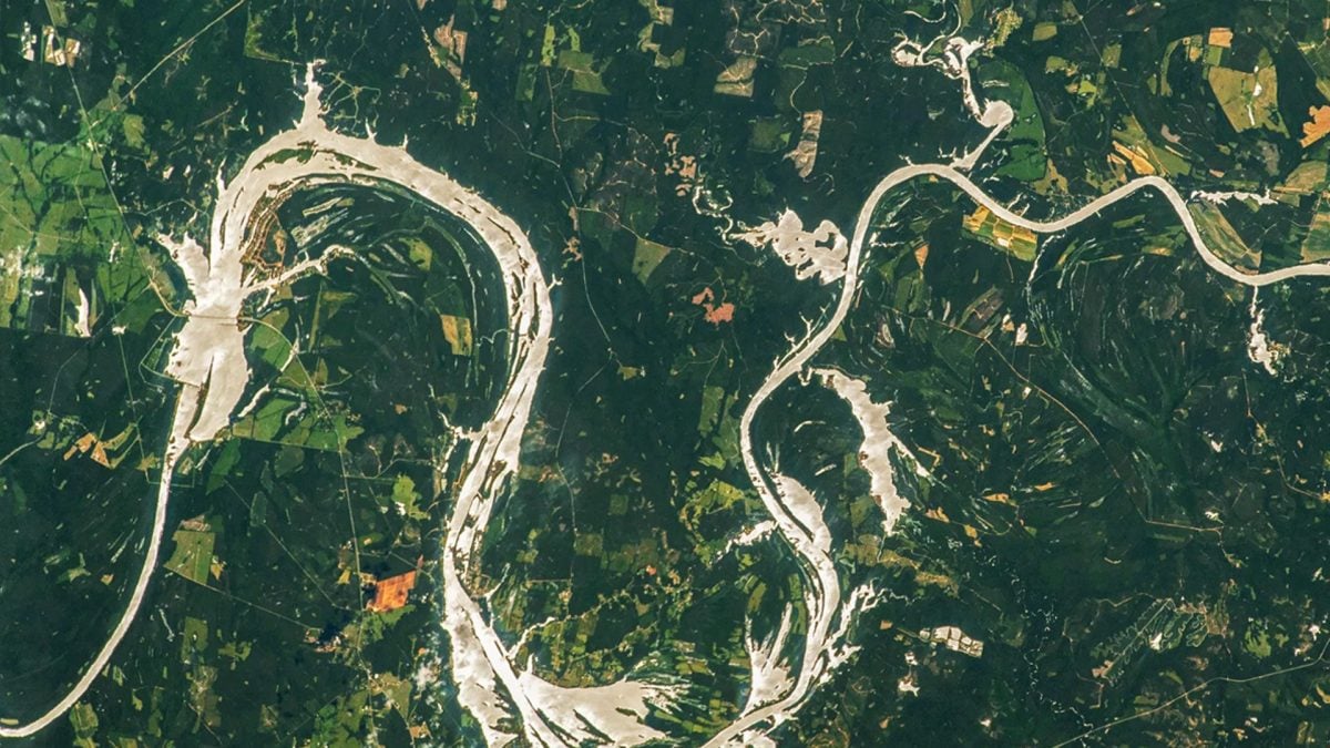 En Alabama, un "dragon doré" émerge : le phénomène optique observé depuis la Station Spatiale Internationale 2 Un rare effet 'sunglint' a transformé un segment du fleuve Alabama en un dragon doré / Crédit : NASA/Woody Hoburg