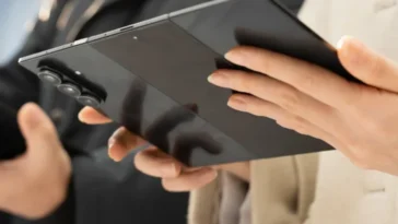 Galaxy Z TriFold : le premier smartphone pliable de Samsung lancé à plus de 2100 euros 17 Galaxy Z TriFold : le premier smartphone pliable de Samsung lancé à plus de 2100 euros