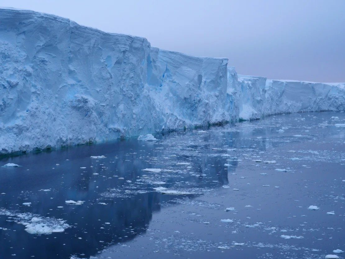 Le glacier de l'Apocalypse secoué par des centaines de séismes : des risques majeurs en cas d'effondrement 3 Le glacier Thwaites. Crédit : Rob Larter/BAS/PA