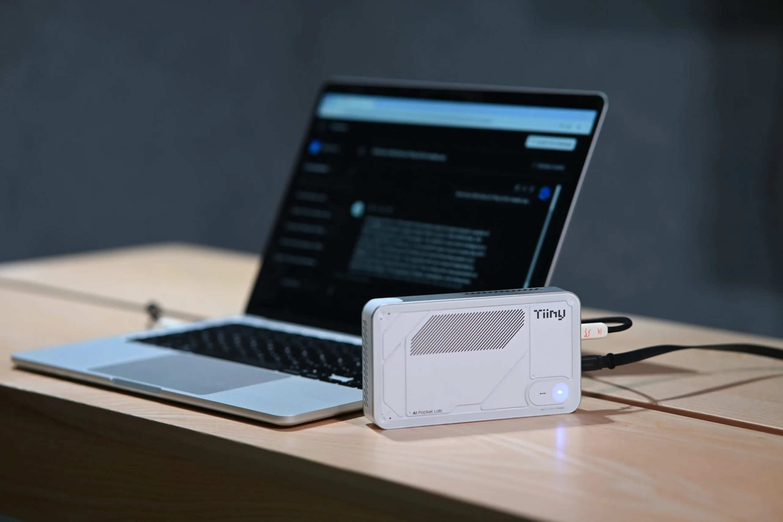Le plus petit superordinateur IA au monde a la taille d'une batterie externe 2 Interface AI supportée par Tiiny AI Pocket Lab_3