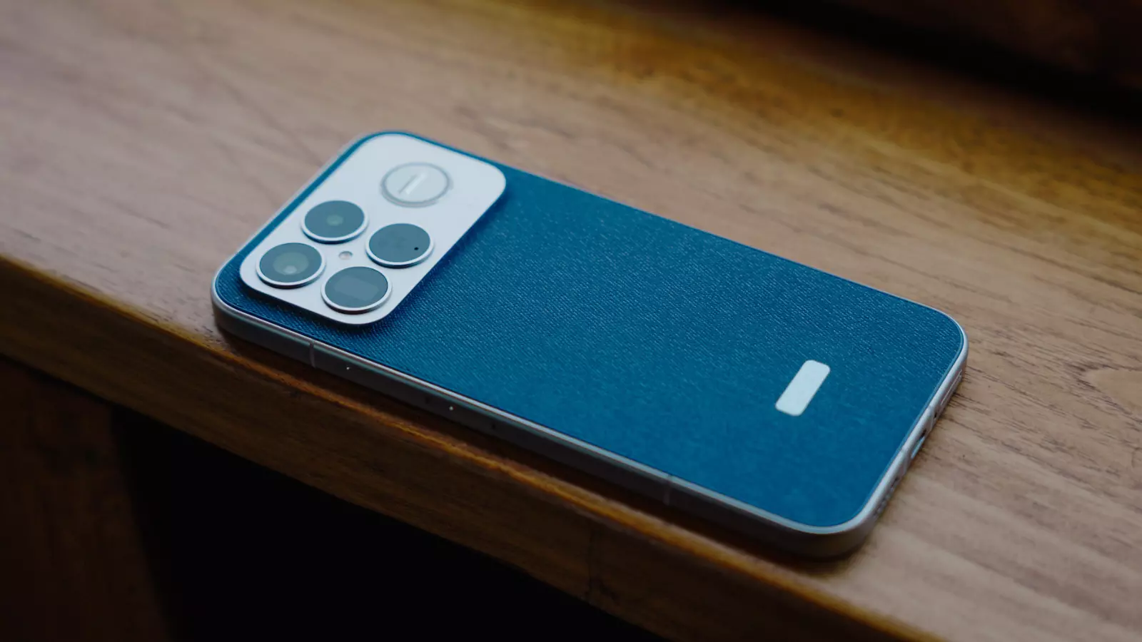 POCO F8 Ultra sur la table.