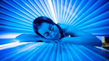 Les lits de bronzage augmentent de trois fois le risque de mélanome : des mutations affectant presque toute la peau 1 Image