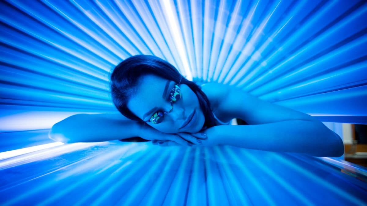 Les lits de bronzage augmentent de trois fois le risque de mélanome : des mutations affectant presque toute la peau 2 Image