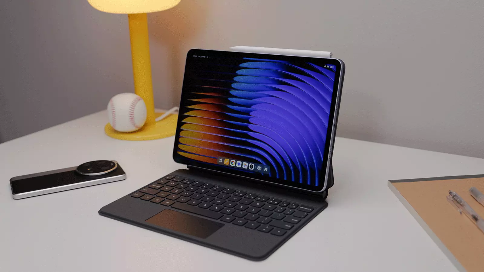 Les meilleures tablettes pas chères à offrir pour Noël 2 Xiaomi Pad 7 avec un mobile