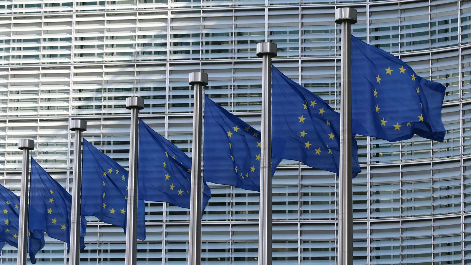 Les téléphones interdits par les principales puissances mondiales… uniquement pour des raisons de sécurité ? 2 Banderas de Europa