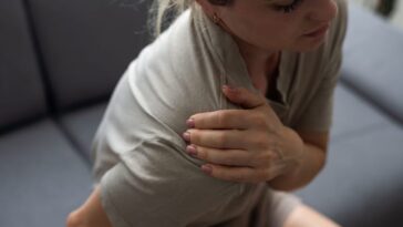 Non-fumeuse, elle découvre un cancer du poumon à un stade avancé : un symptôme à l'épaule négligé par les médecins 27 Image