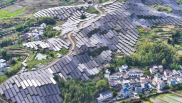 Pourquoi les énergies renouvelables seront la clé scientifique de 2025 selon la revue Science 3 Un vaste champ de panneaux solaires en Chine. Crédit : Getty