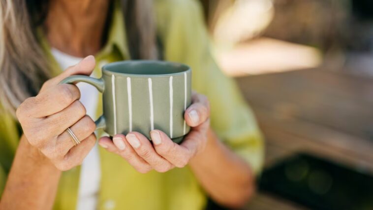 Santé des os et prévention de l'ostéoporose : étude comparative des effets du thé et du café 1 Image