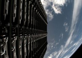 L'orbite de Starlink va descendre : que va-t-il se passer pour plus de 4 000 satellites ? 12 Un des satellites Starlink pour la connexion Internet à large bande de SpaceX en orbite autour de la Terre / Crédit : SpaceX