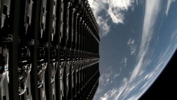 L'orbite de Starlink va descendre : que va-t-il se passer pour plus de 4 000 satellites ? 5 Un des satellites Starlink pour la connexion Internet à large bande de SpaceX en orbite autour de la Terre / Crédit : SpaceX