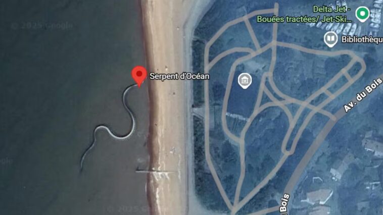 Sur Google Maps, découvrez le mystère d'un serpent géant devant la côte française : qu'est-ce que le Serpent d'Océan ? 1 Le Serpent d’Océan devant la côte de France. Crédit : Google Maps